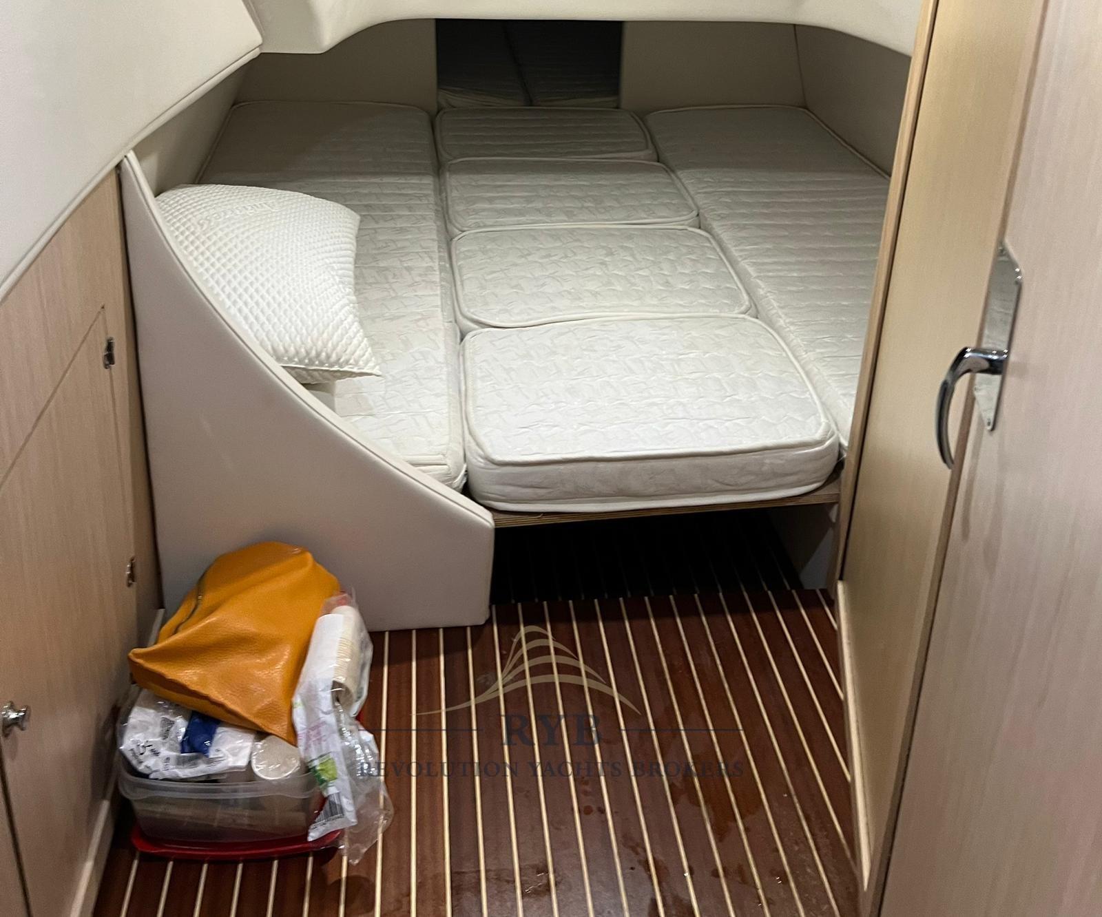 doviboat Shuttle 120 cabin