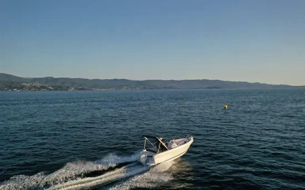 b2 marine Cap ferret 522 open