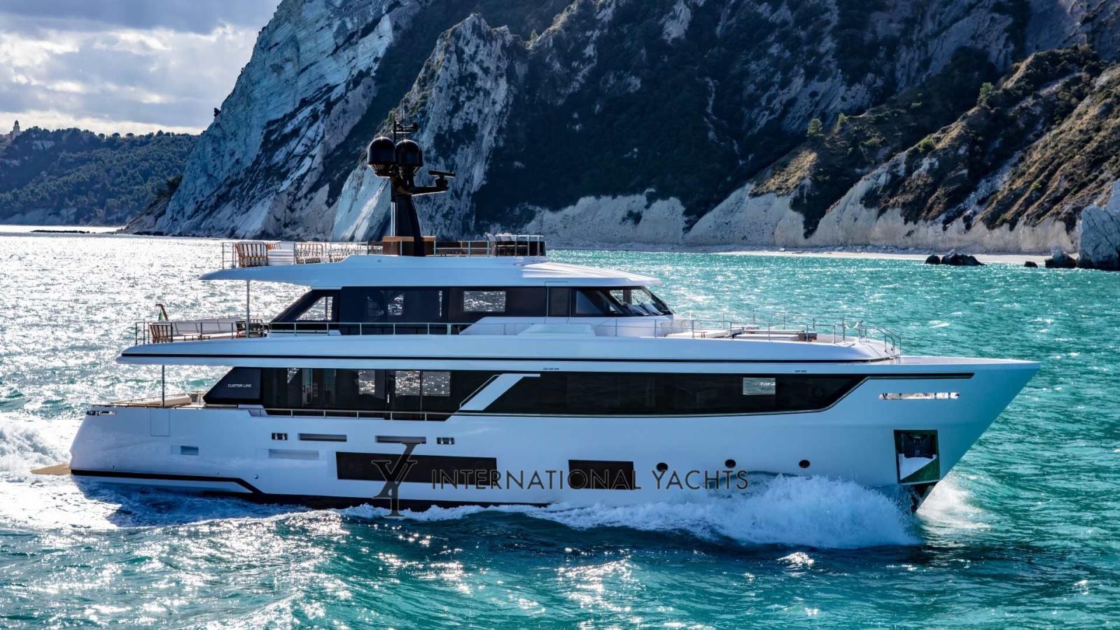 custom line Navetta 30