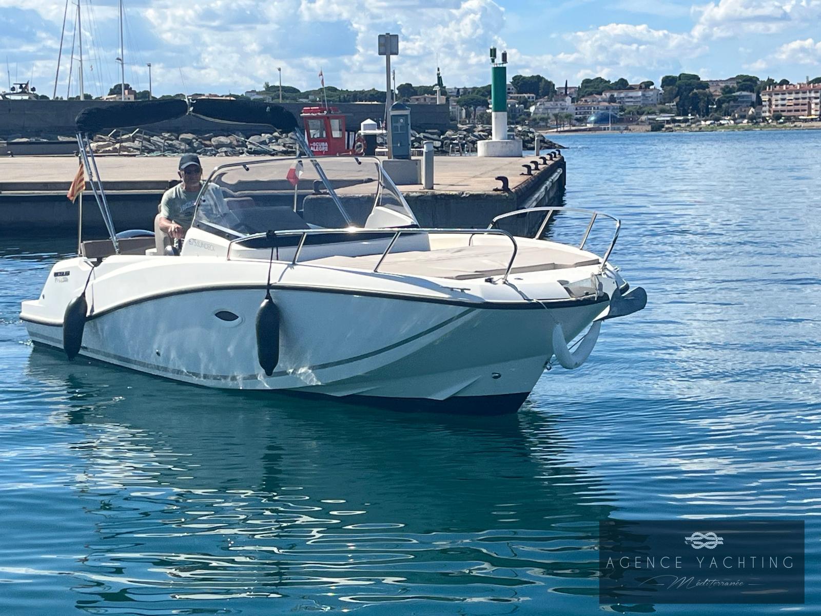 quicksilver Activ 675 sundeck