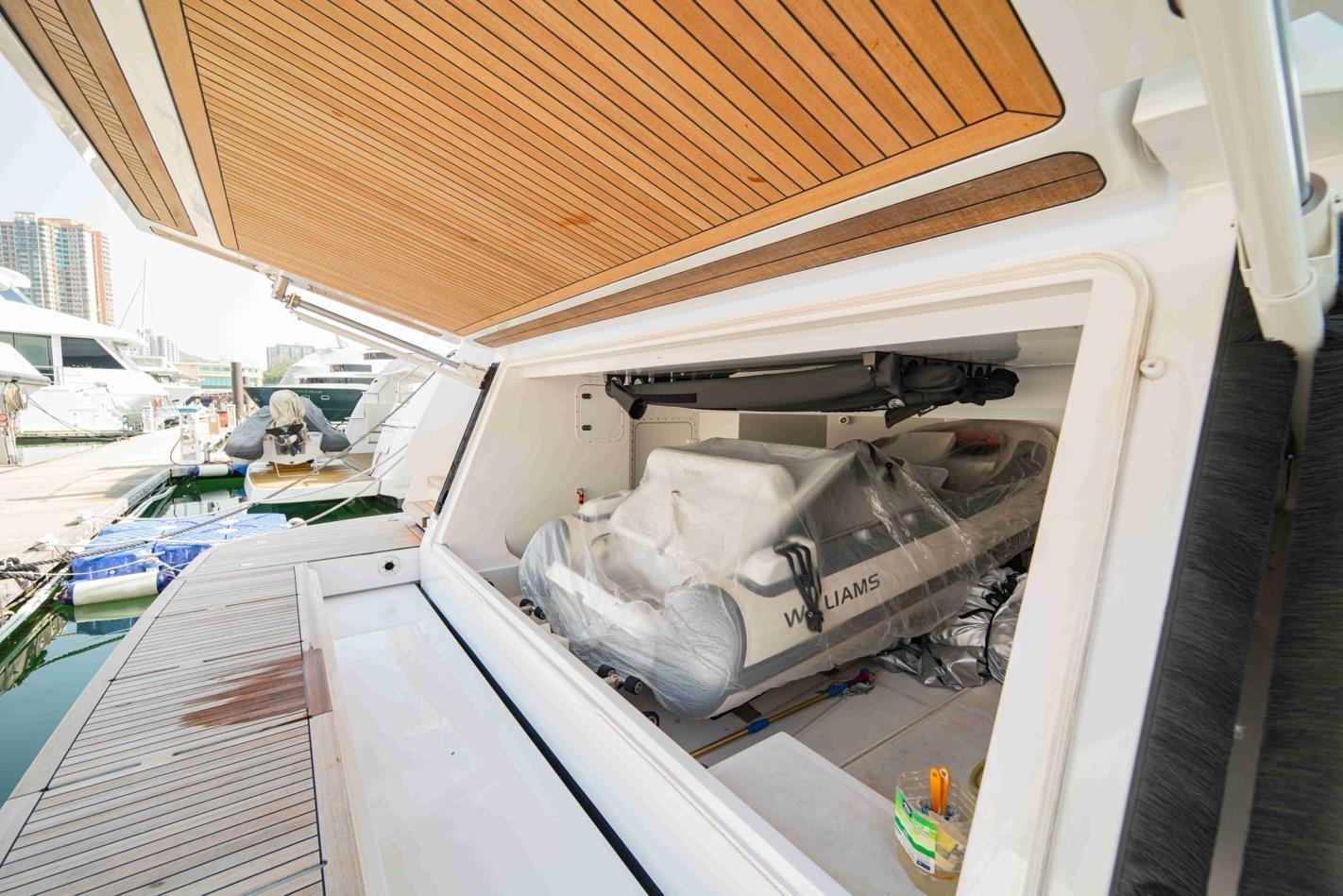 custom line Navetta 30