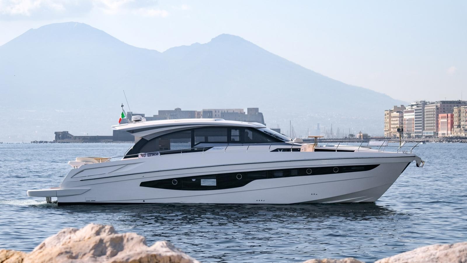 cayman yachts S600