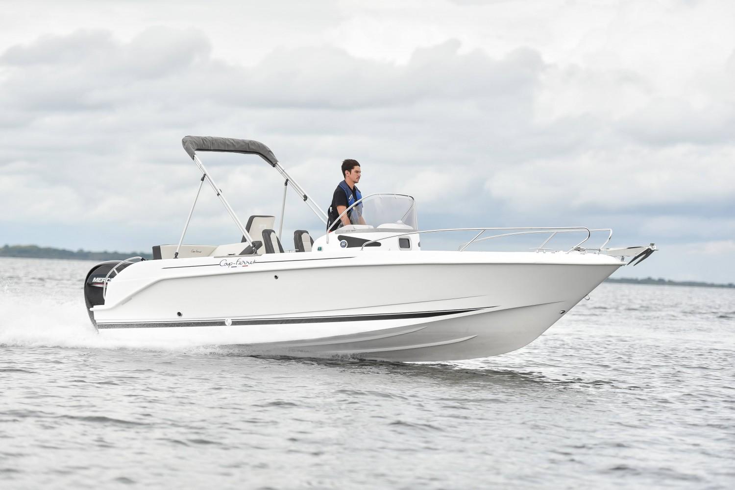 b2 marine Cap ferret 652 open