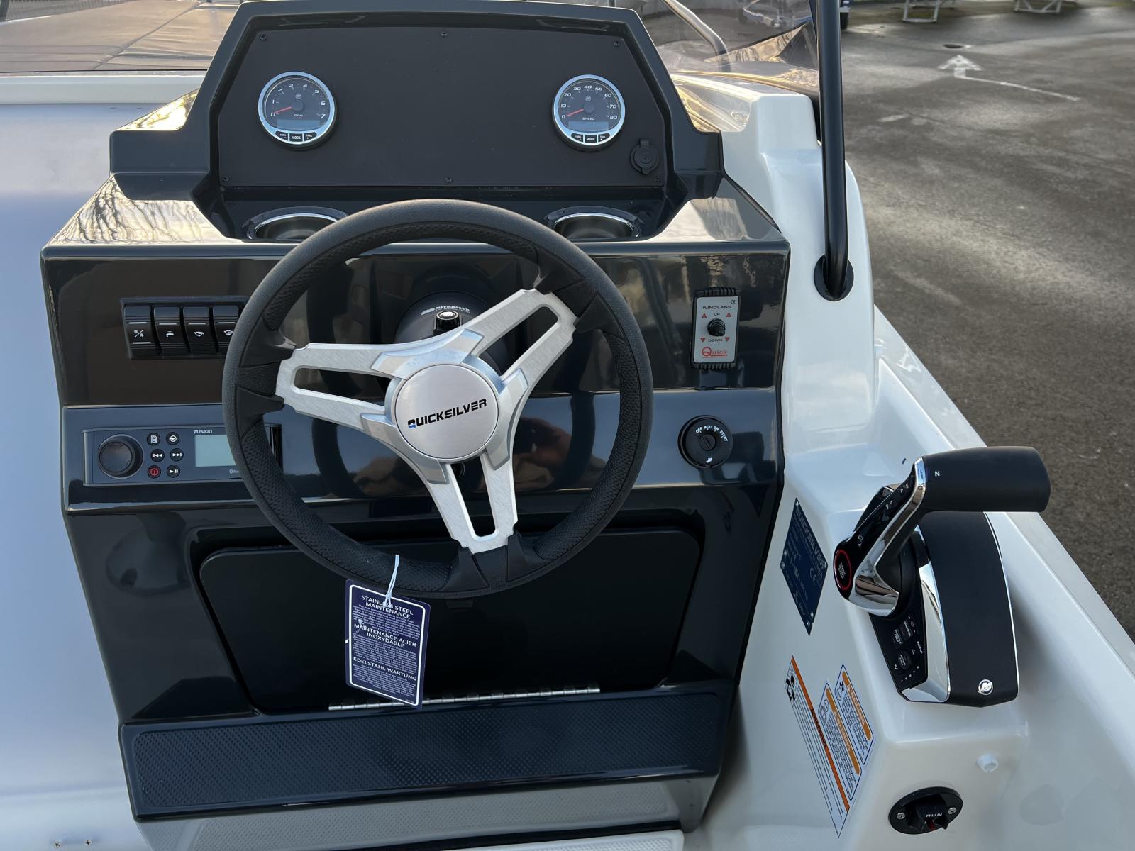 quicksilver Activ 675 sundeck