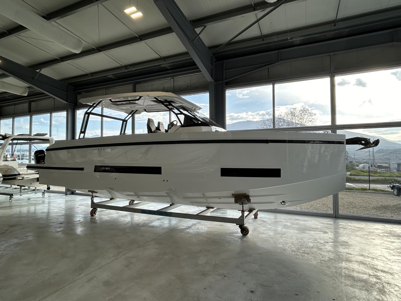 de antonio yachts D32