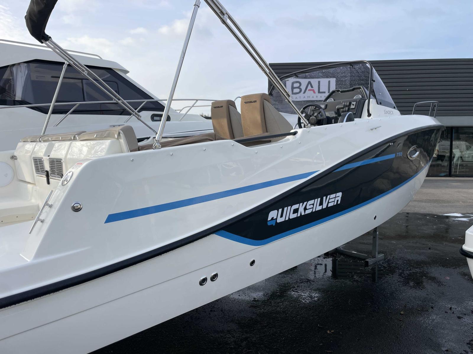 quicksilver Activ 755 sundeck
