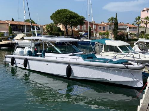 Axopar 37 sport cabin