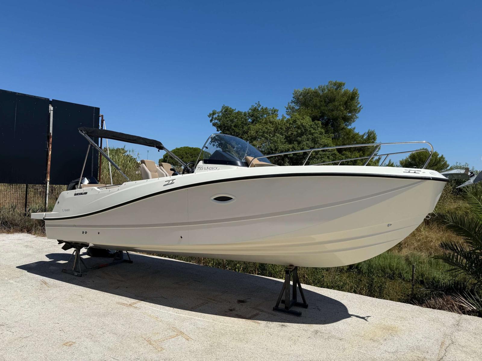 quicksilver Activ 755 sundeck