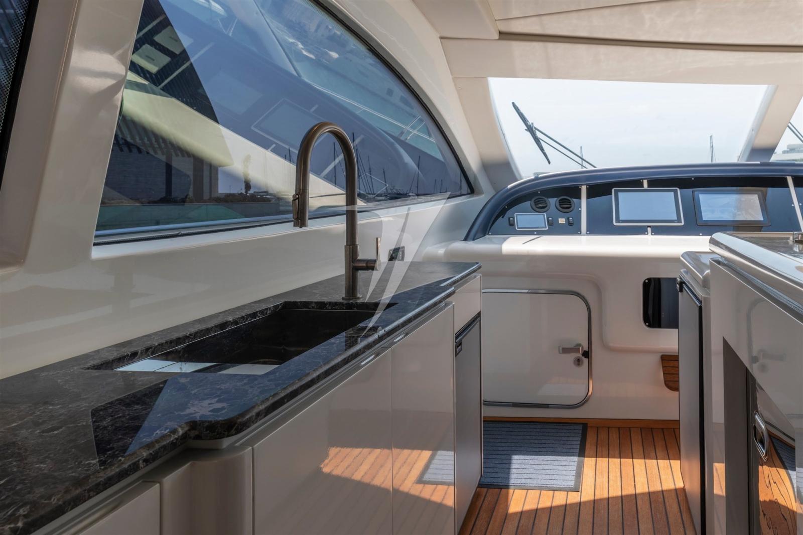 mangusta yachts 72