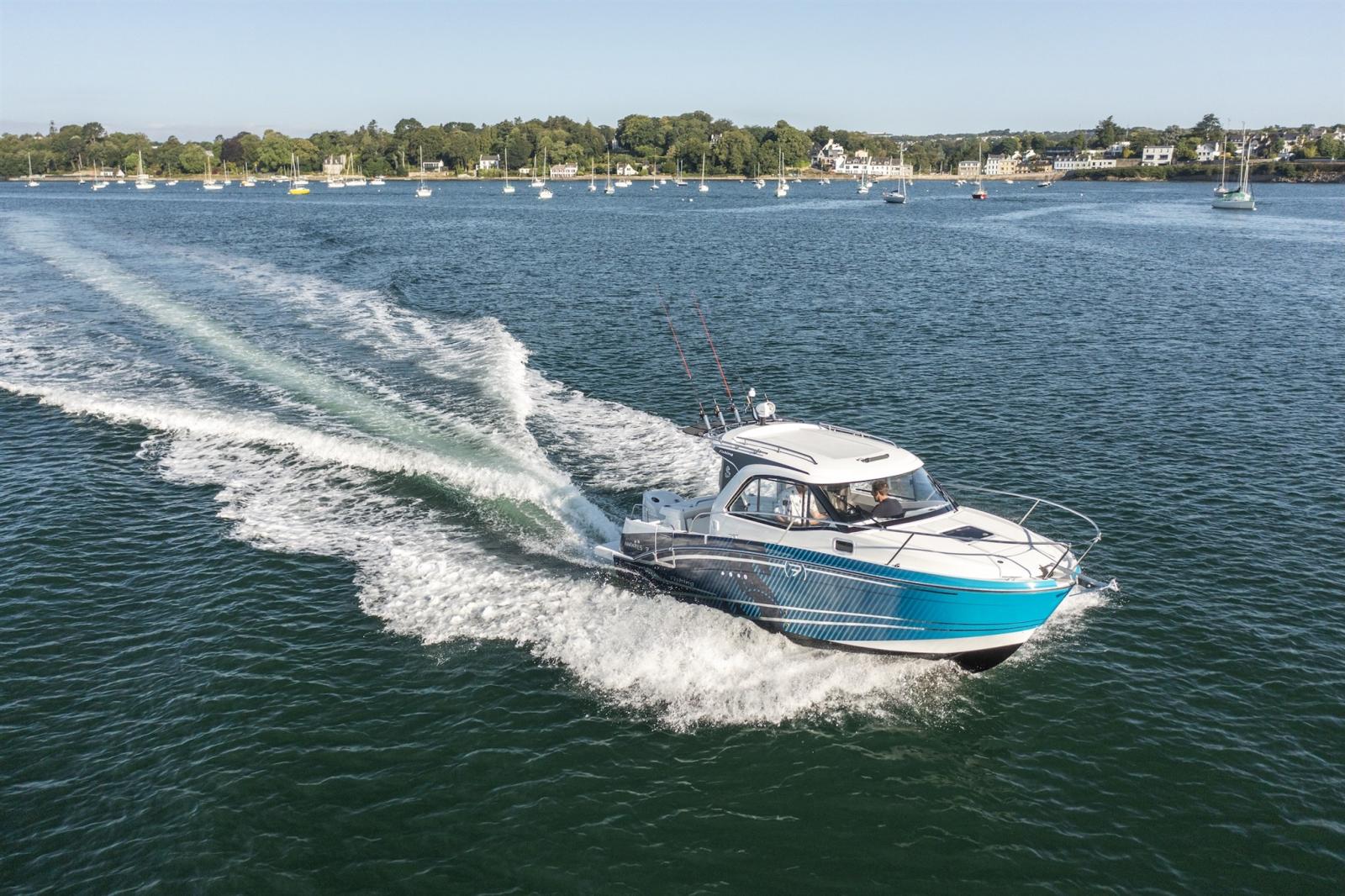 beneteau Antares 7 fishing