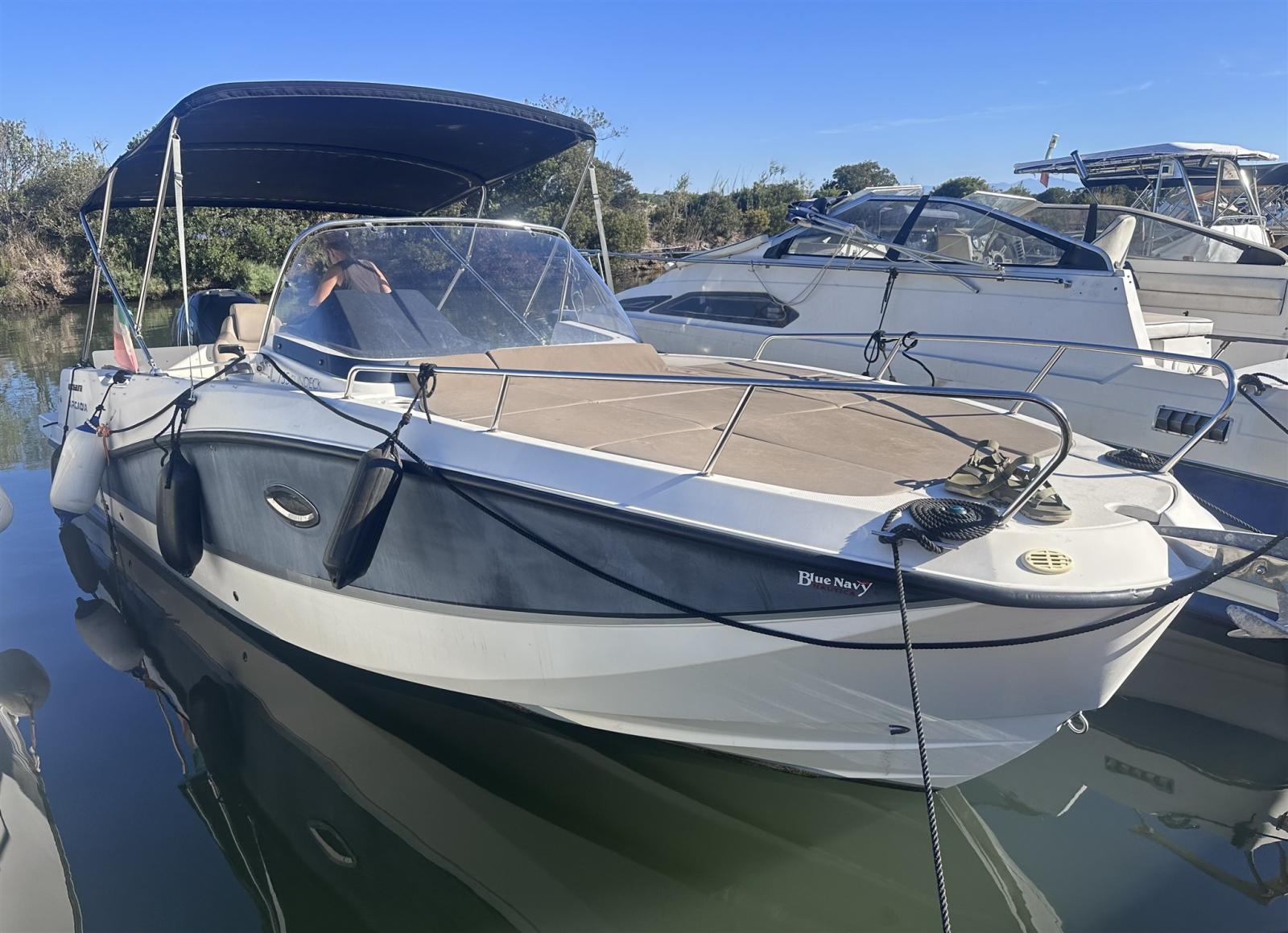 quicksilver Activ 755 sundeck