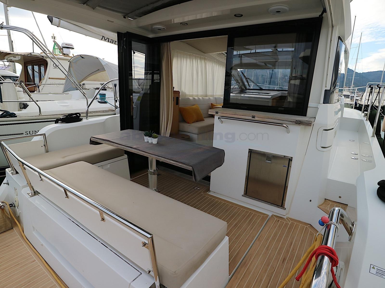 sealine yachts Sealine c330
