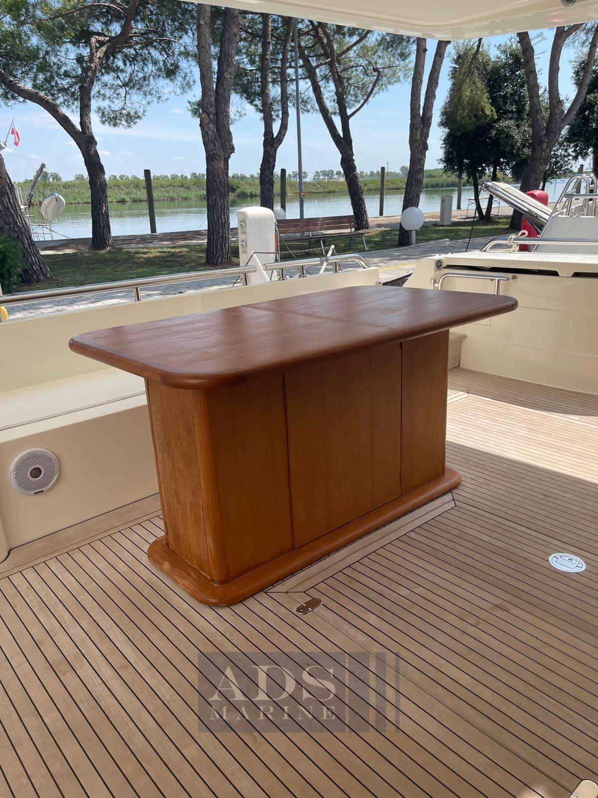 ferretti 681