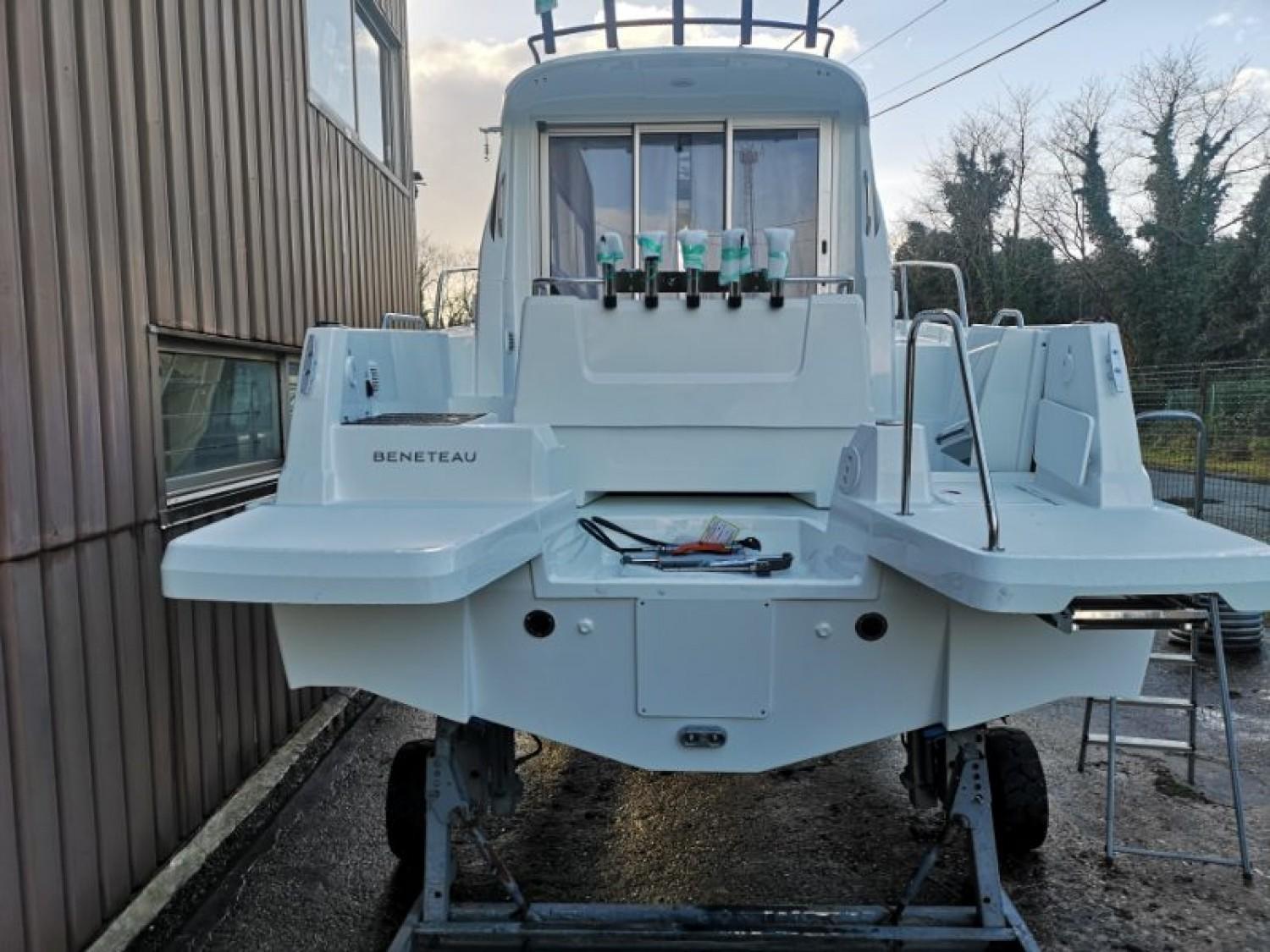 beneteau Antares 8 fishing