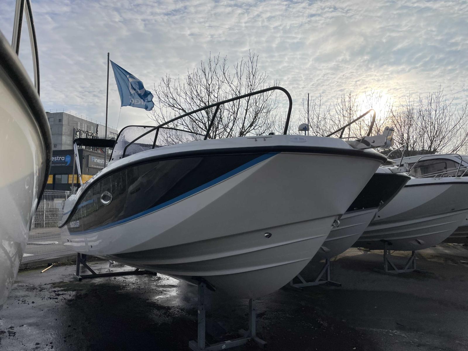 quicksilver Activ 755 sundeck
