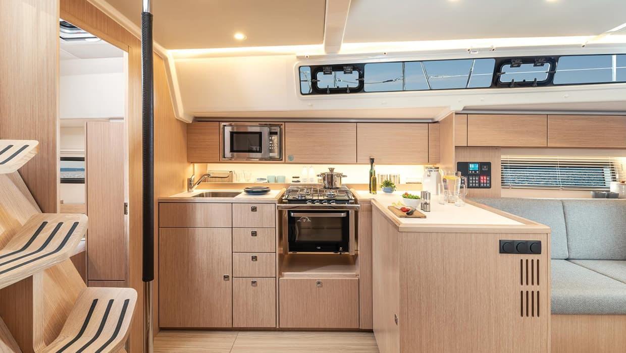 bavaria yachts C42 stock modele 2024 avec options pret a partir