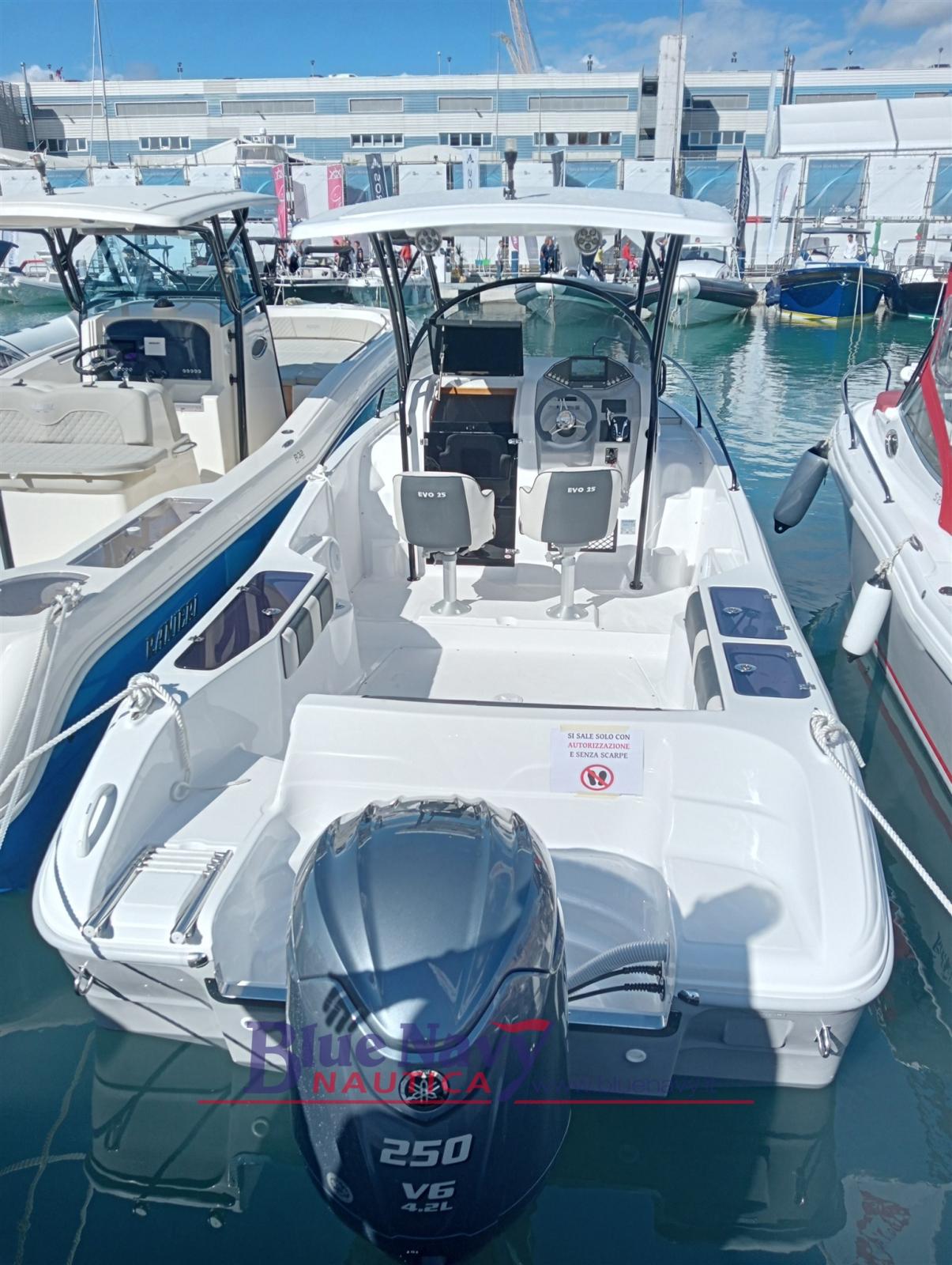 ranieri Evo 25 - cabinato di 7,55mt 2 postiletto