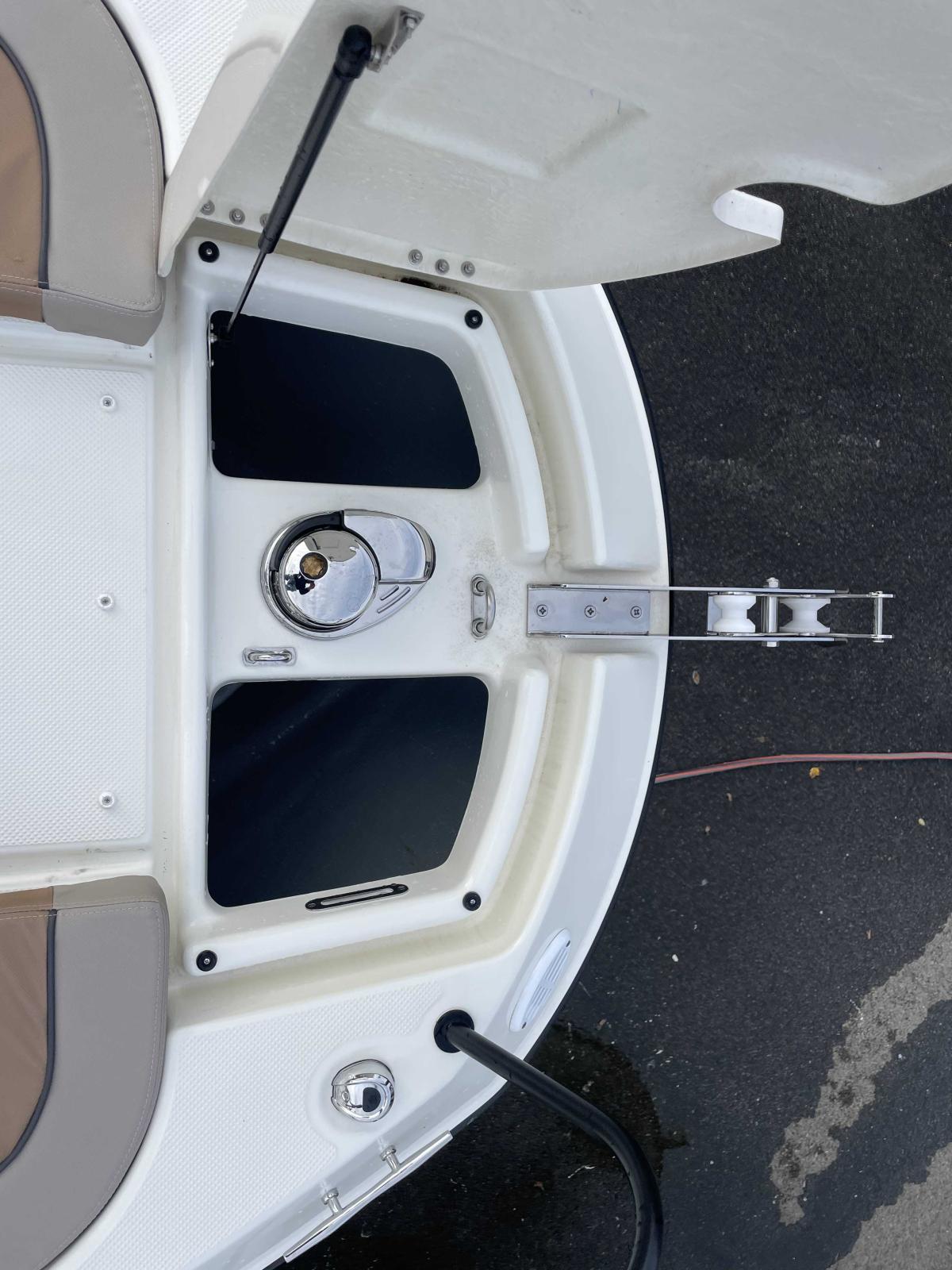 quicksilver Activ 755 sundeck