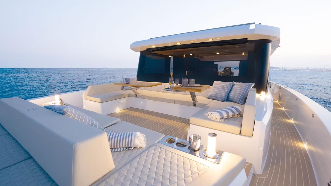 de antonio yachts D60