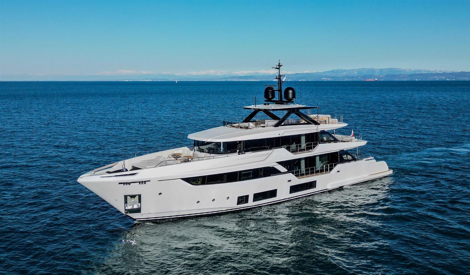 custom line Navetta 38