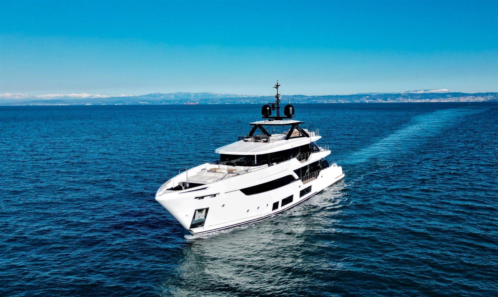custom line Navetta 38