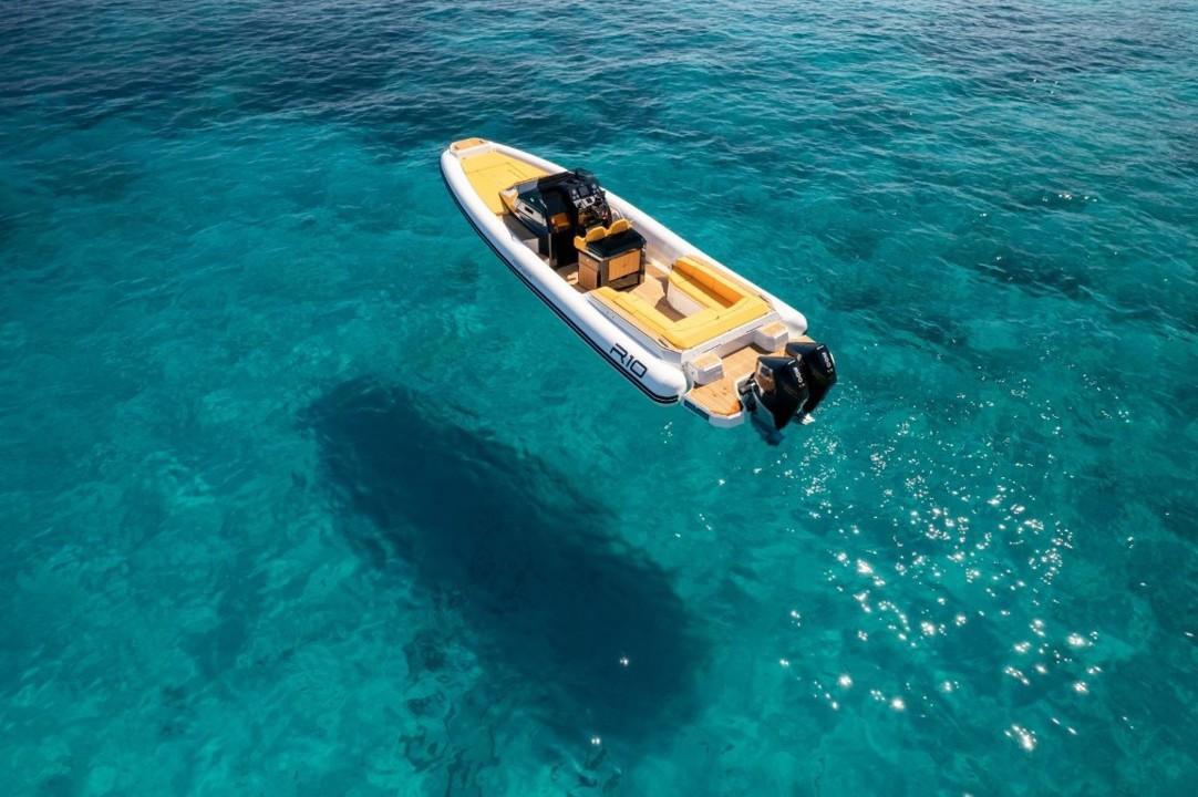 renier R10 cabin tourer
