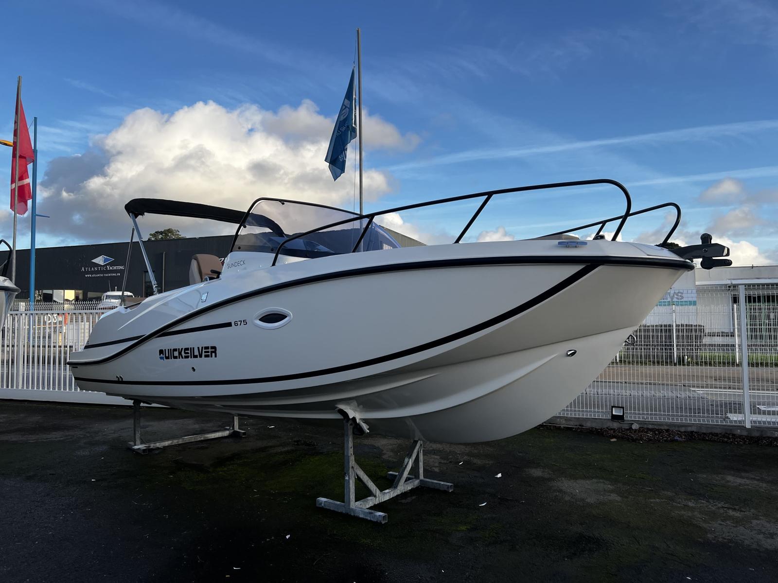quicksilver Activ 675 sundeck
