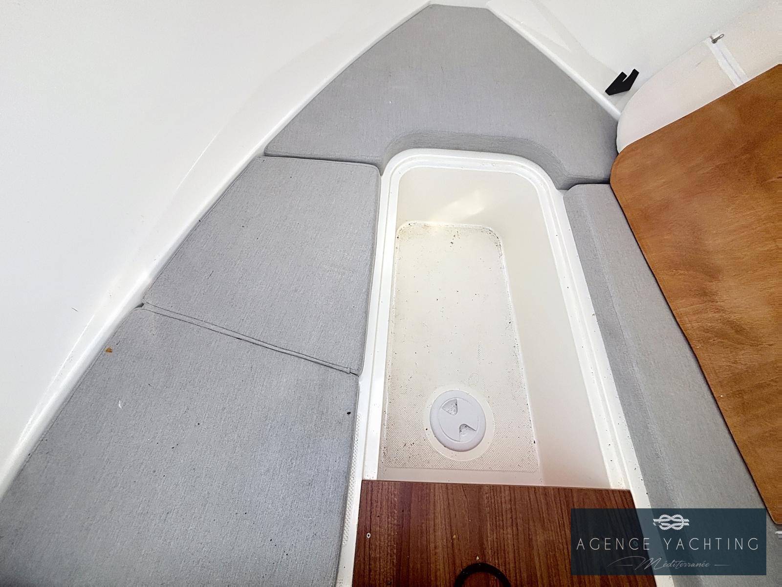 quicksilver Activ 555 cabin