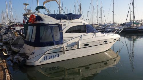 Galeon 330 fly