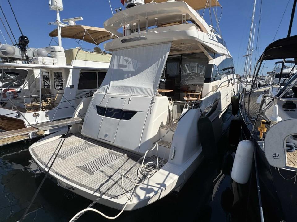 cayman yachts F520
