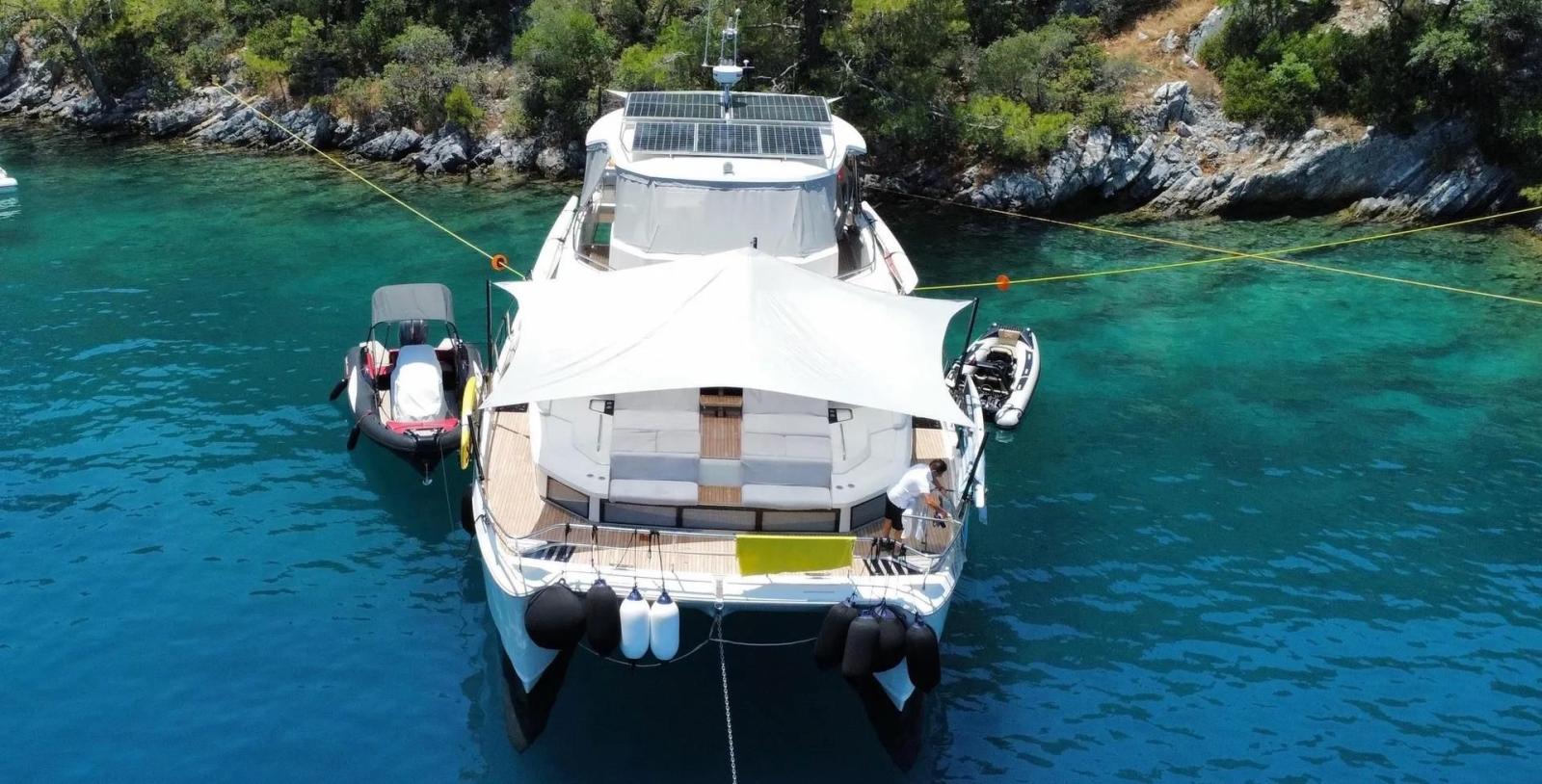 aquila 54 yacht