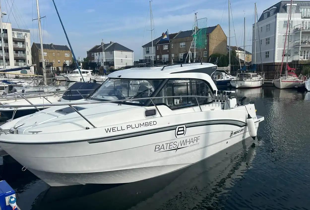 beneteau Antares 8 fishing