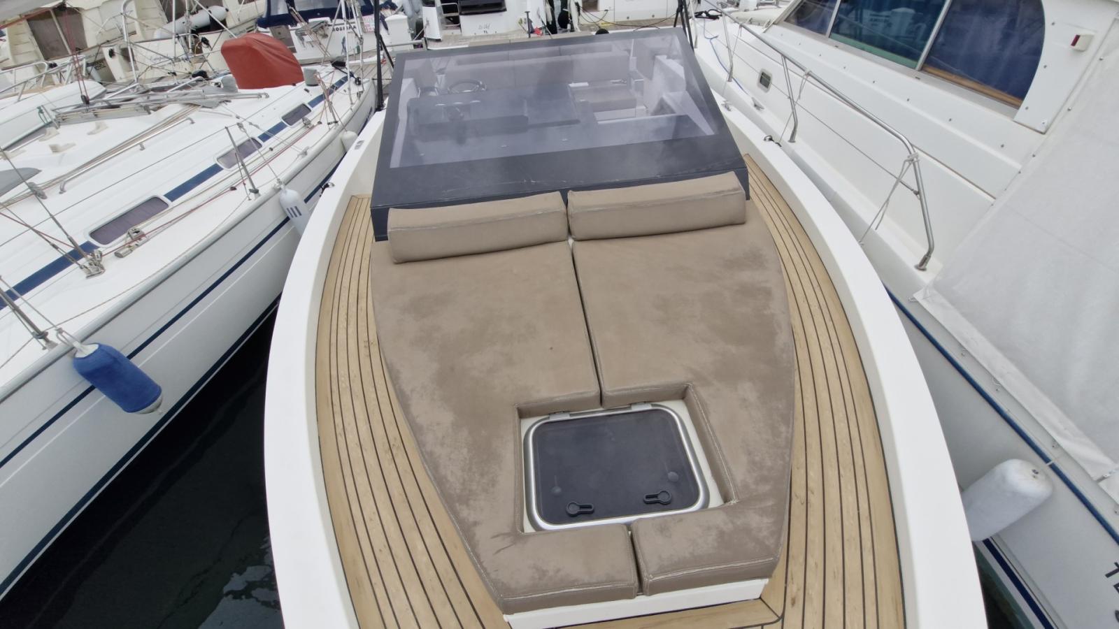 de antonio yachts D33 cruiser