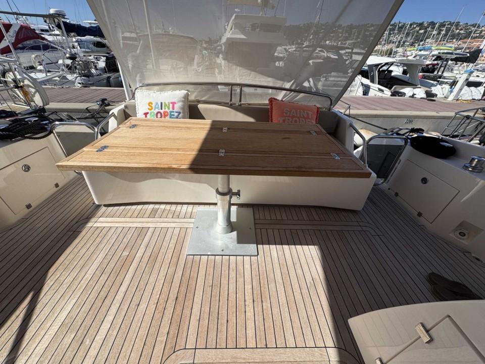 cayman yachts F520