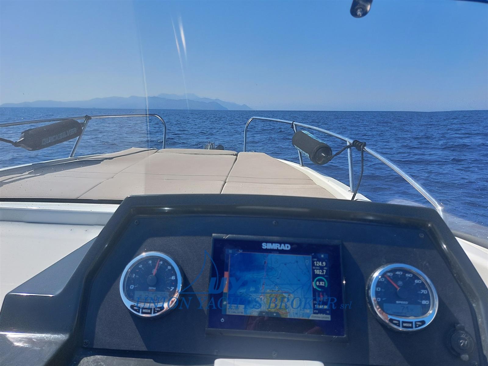 quicksilver Activ 675 sundeck