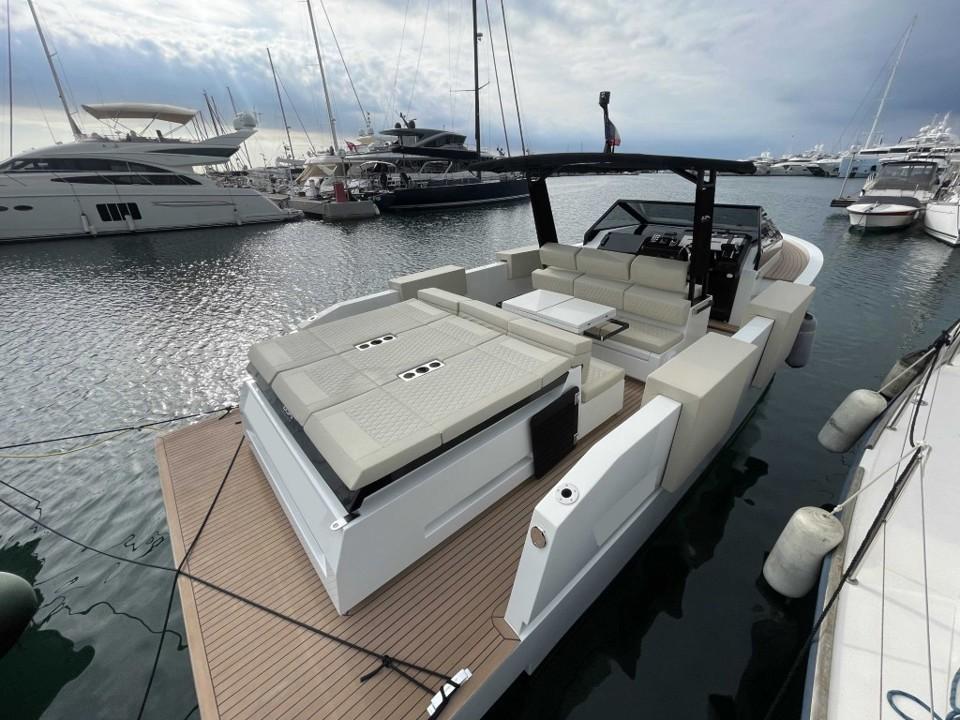 de antonio yachts D34 cruiser
