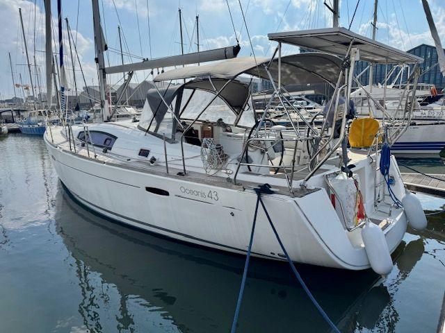 beneteau Oceanis 43
