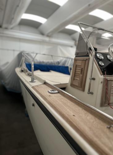 Boston whaler outrage 18