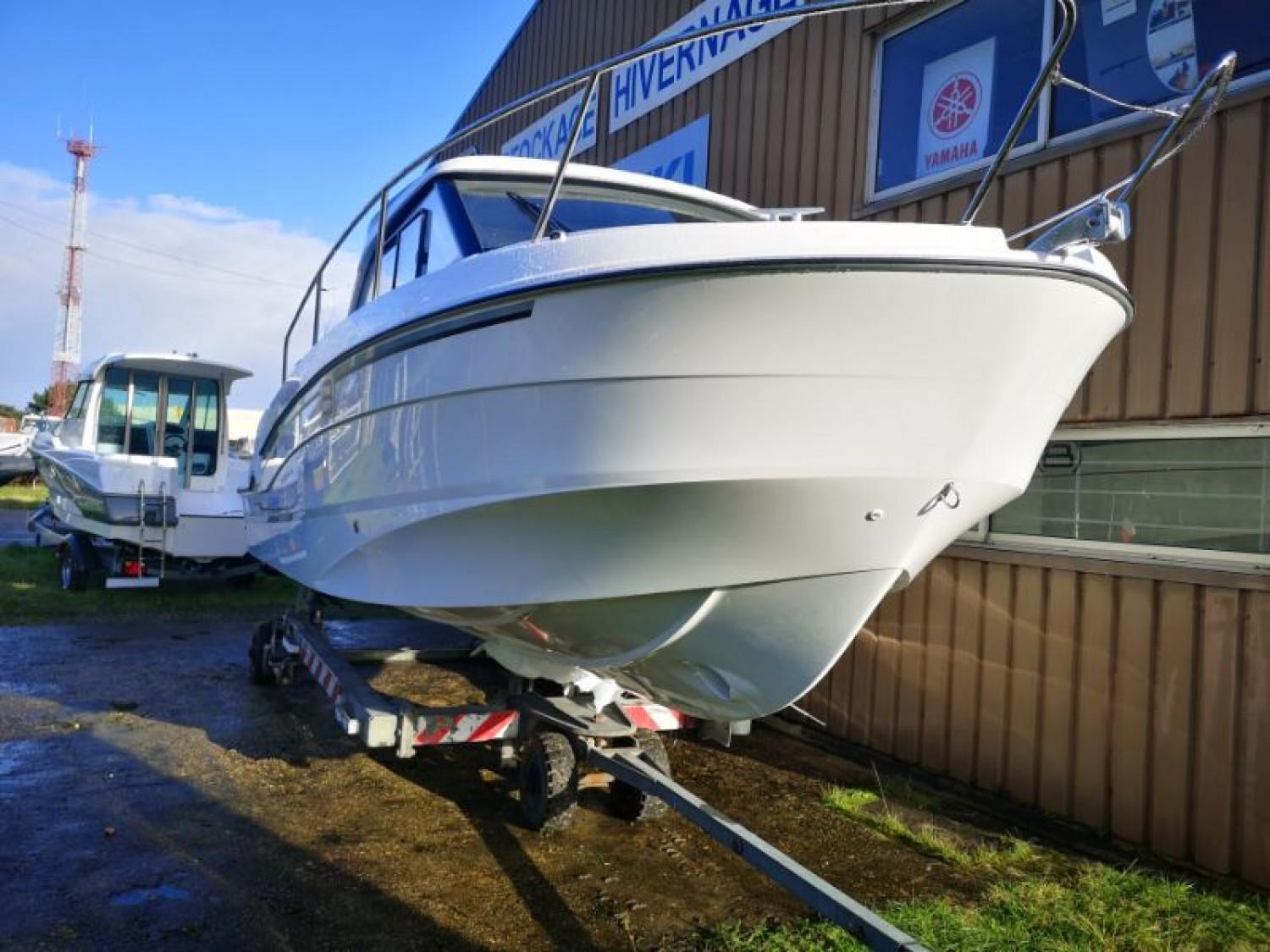 beneteau Antares 8 fishing