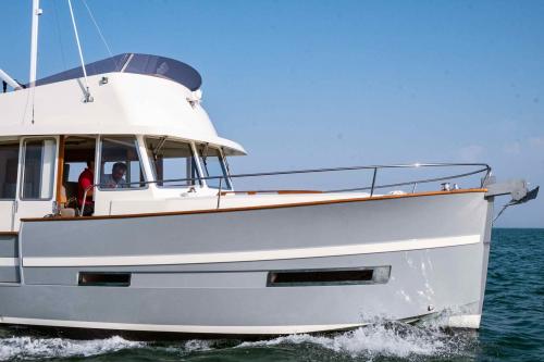Rhea marine trawler 34 fly