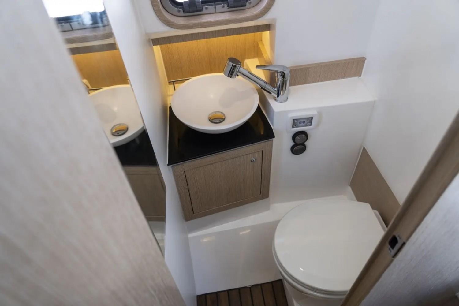 dromeas yachts D28 suv