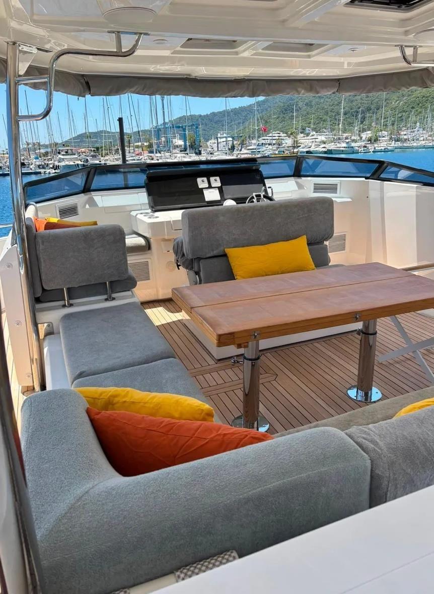 aquila 54 yacht