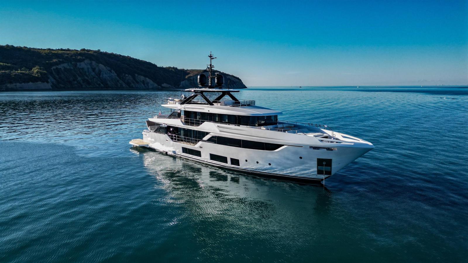 custom line Navetta 38