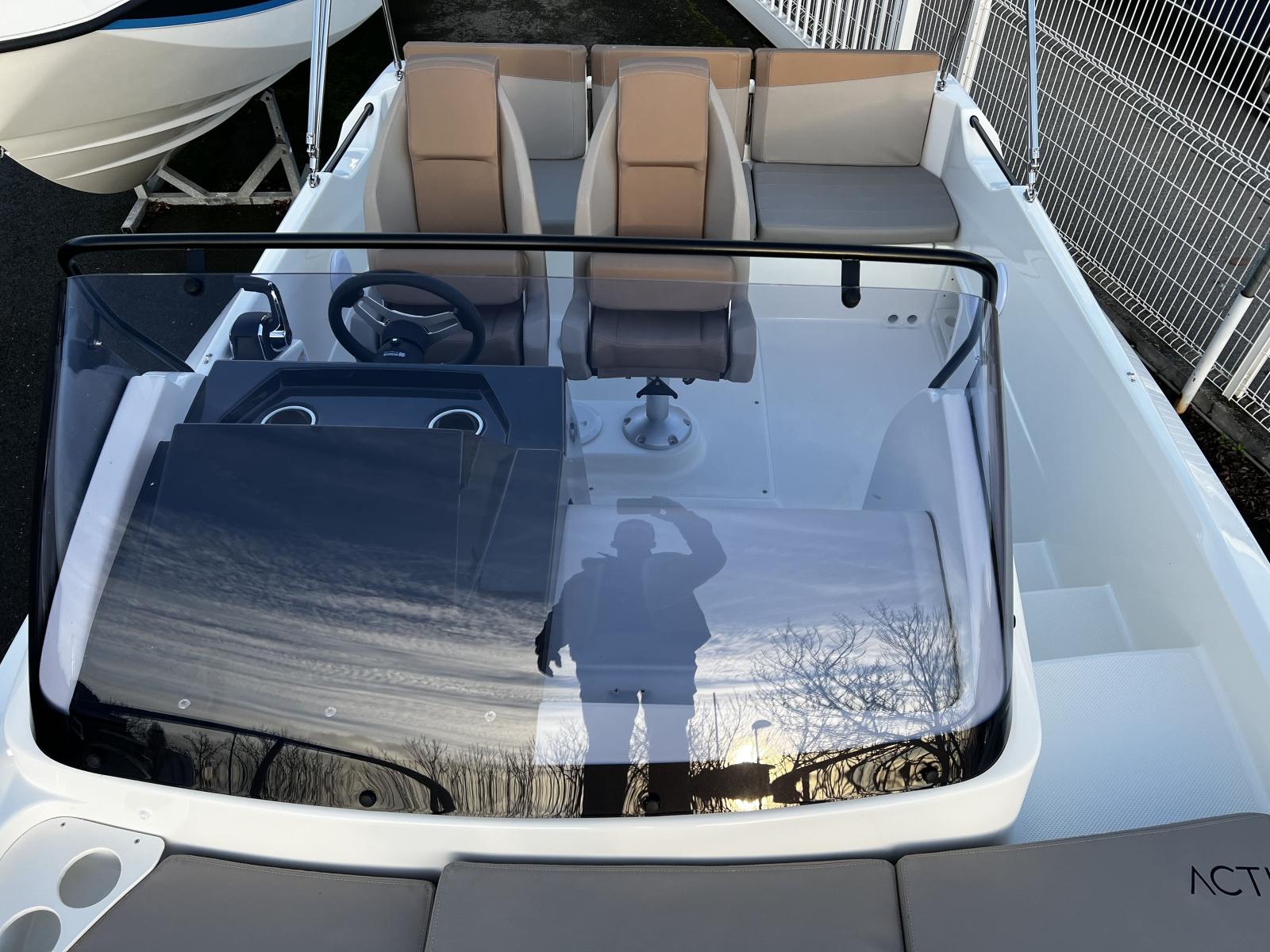 quicksilver Activ 675 sundeck