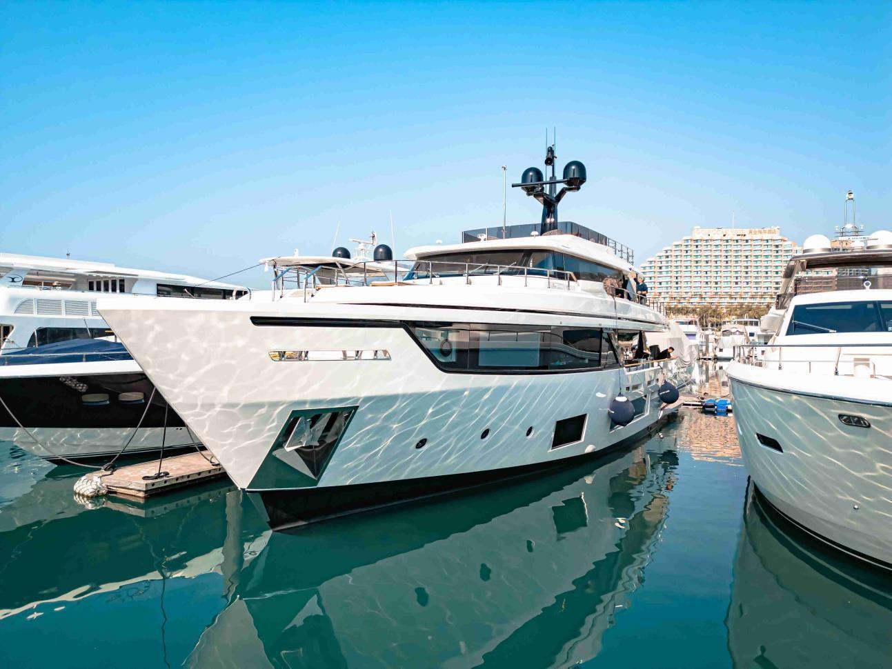 custom line Navetta 30